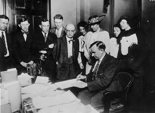 photo of Tennessee governor signing amendment